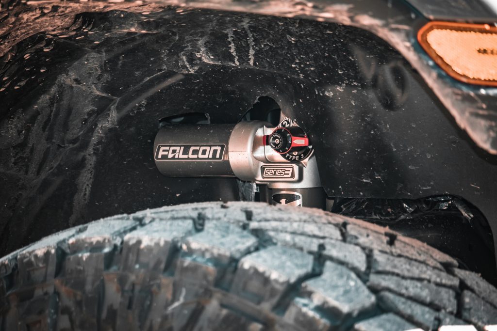 תמונה נוספת של סט בולמים FALCON סדרה 3.3 עם מיכל מתכוונן לרגלר JL לדגמי 4XE 392 ודיזל