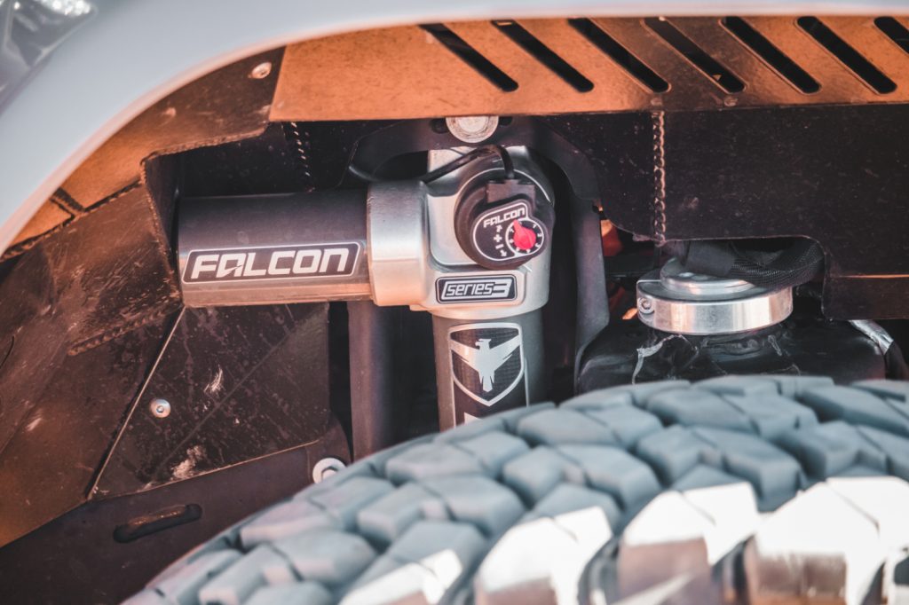 תמונה נוספת של סט בולמים FALCON סדרה 3.5 aDAPT עם מיכל מתכוננן חשמלי עם אפליקציה JL ארוך 2-3.5'