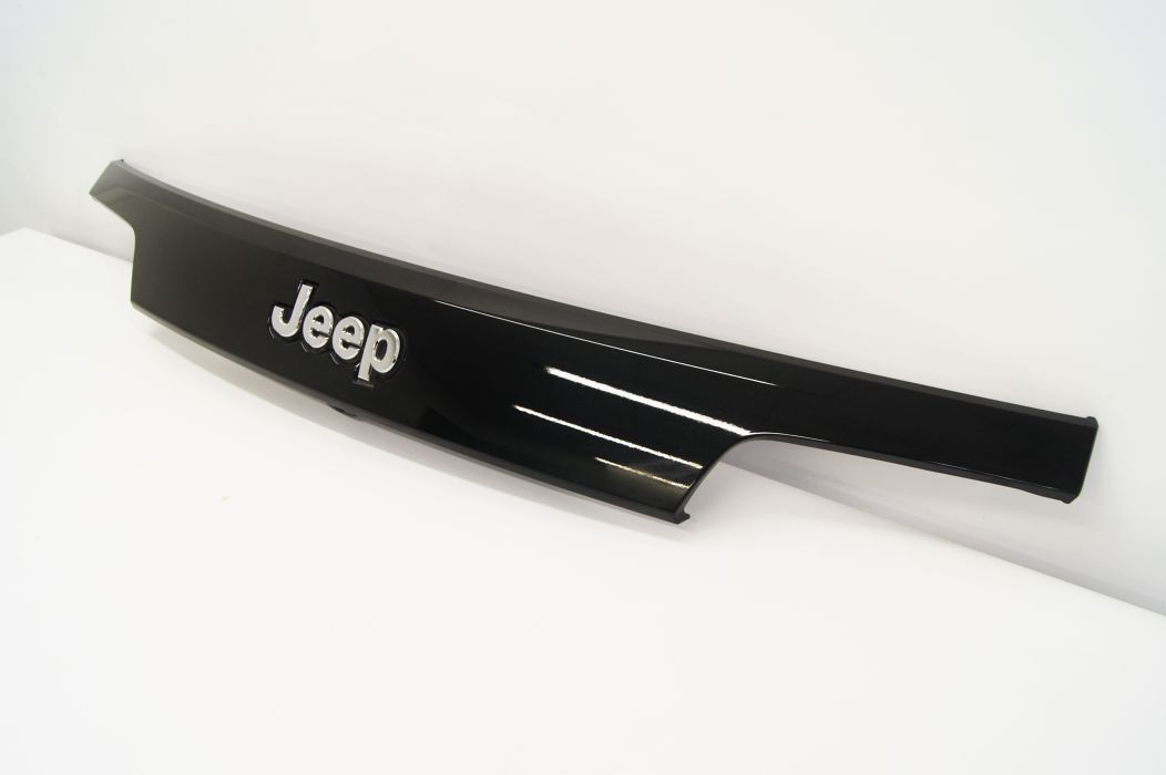 תמונה 2 של קישוט דלת אחורית WK2 עם לוגו JEEP בצבע שחור עם תאורה